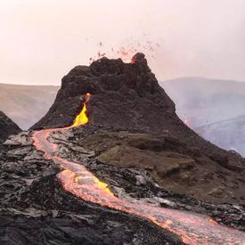 約800年ぶりに噴火 ファグラダルスフィヤル活火山見学ツアー 溶岩や噴火口を間近で見る貴重な体験 英語ガイド レイキャヴ