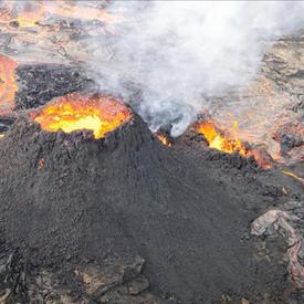 約800年ぶりに噴火 ファグラダルスフィヤル活火山見学ツアー 溶岩や噴火口を間近で見る貴重な体験 英語ガイド レイキャヴ