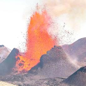 約800年ぶりに噴火 ファグラダルスフィヤル活火山見学ツアー 溶岩や噴火口を間近で見る貴重な体験 英語ガイド レイキャヴ