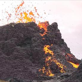 約800年ぶりに噴火 ファグラダルスフィヤル活火山見学ツアー 溶岩や噴火口を間近で見る貴重な体験 英語ガイド レイキャヴ